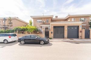 Adosada en venta en Griñón photo 0