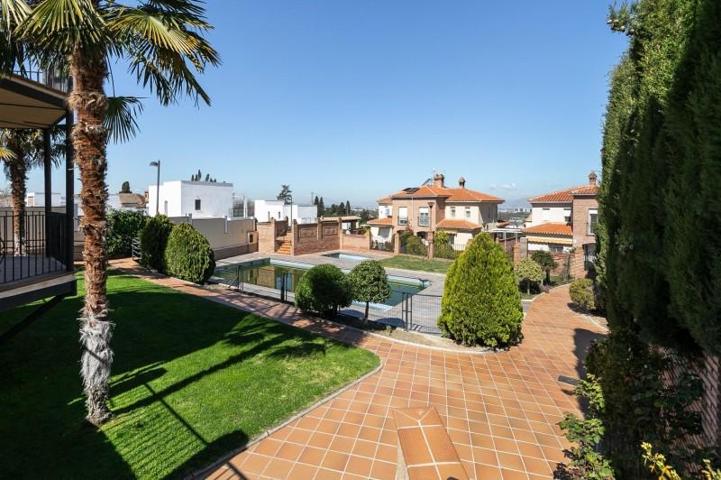 Casa en venta en Zubia, Centro photo 0