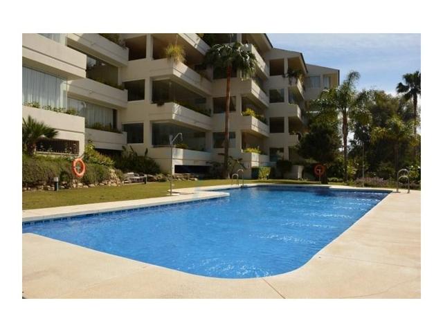 Apartamento en venta en Marbella, Elviria photo 0