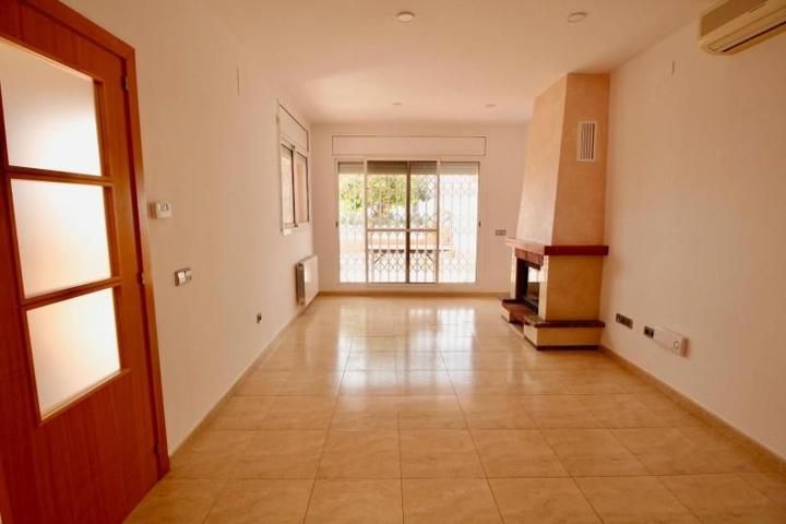 Adosada en venta en Roda de Barà, CENTRE photo 0