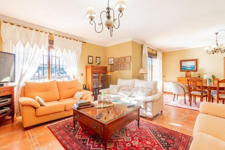 Chalet en venta en Pelayos de la Presa photo 0