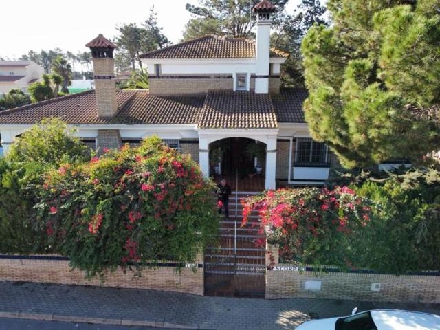 Chalet en venta en Lepe, Pinares de Lepe photo 0