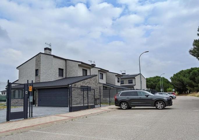 Chalet en venta en Tudela de Duero, Carraportillo photo 0