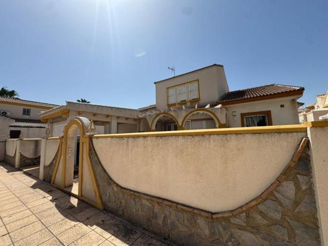 Chalet en venta en Orihuela Costa, La Zenia photo 0