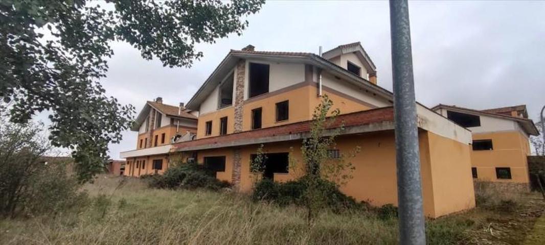 Edificio en venta en Vega de Infanzones, Villa De Soto photo 0