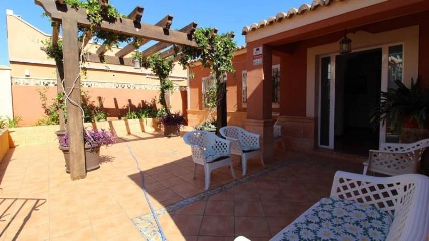 Chalet en venta en Roquetas de Mar, Centro norte photo 0