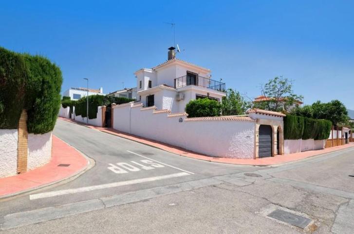 Chalet en venta en Peligros, Monteluz photo 0