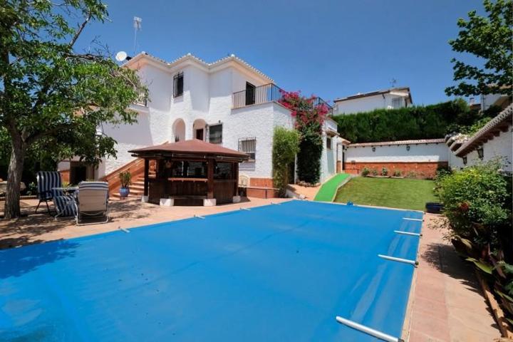 Chalet en venta en Peligros, Monteluz photo 0