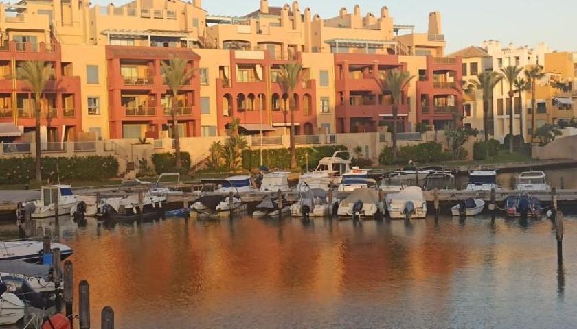 Piso en venta en Sotogrande, Sotogrande Puerto photo 0