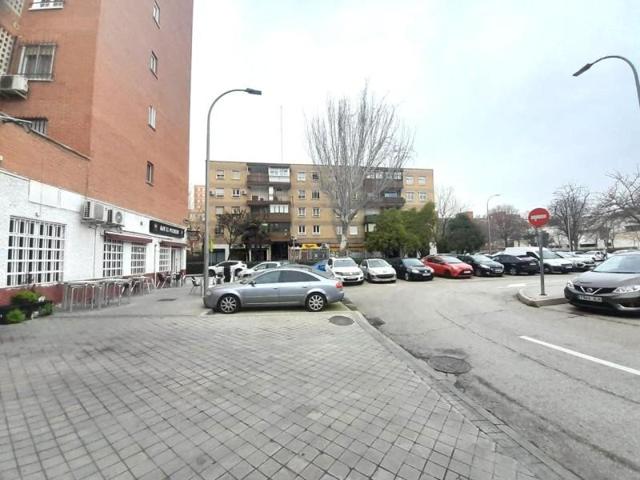 Local comercial en venta en Madrid, Calle de Longares, 28022 photo 0