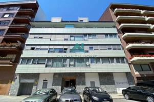 Local comercial en venta en Torrelavega, El Parque - Zapatón photo 0