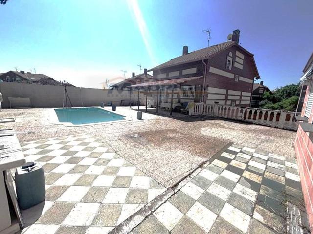 Chalet en venta en Seseña photo 0