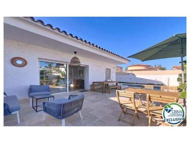 Casa en venta en Empuriabrava photo 0