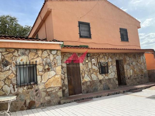 Chalet en venta en Loeches, Loeches photo 0