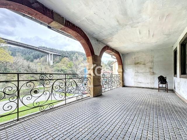 Adosada en venta en Eskoriatza, Centro photo 0