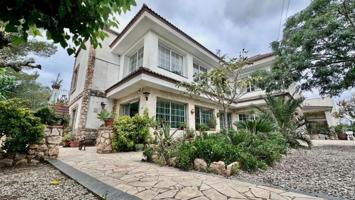 Chalet en venta en Valls, Afores photo 0