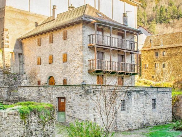 Casas de pueblo en venta en Uztárroz-Uztarroze photo 0