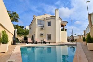 Chalet en venta en Orihuela Costa, Villamartin photo 0