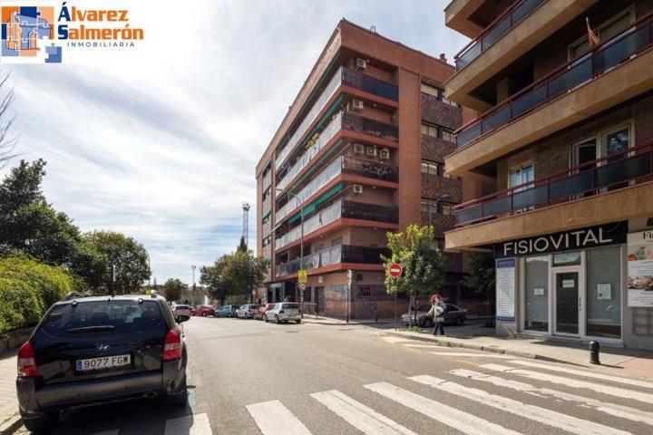 Piso en venta en Granada, Constitucion photo 0