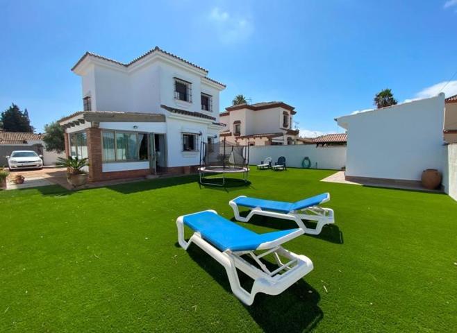 Chalet en venta en Chiclana de la Frontera, El campito photo 0