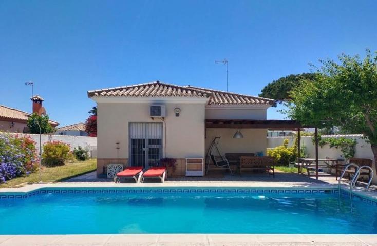 Chalet en venta en Chiclana de la Frontera, Las rapaces photo 0