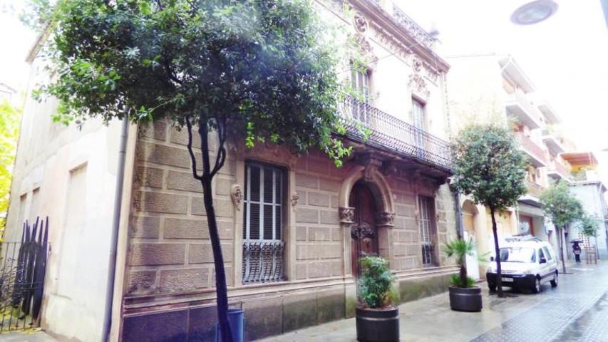 Edificio en venta en Olot, Centro photo 0