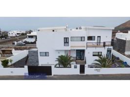 Chalet en venta en Tinajo photo 0