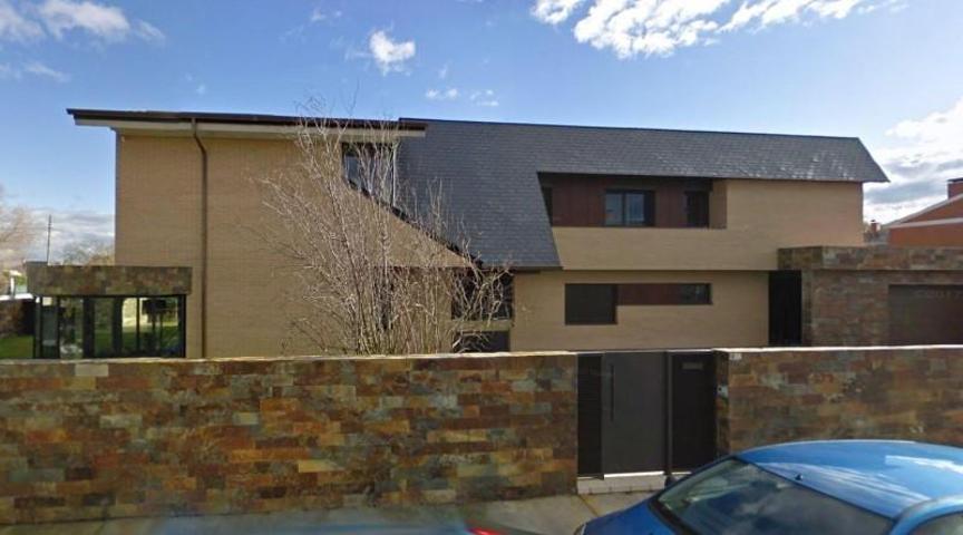 Chalet en venta en Santa Marta de Tormes, VALDELAGUA photo 0