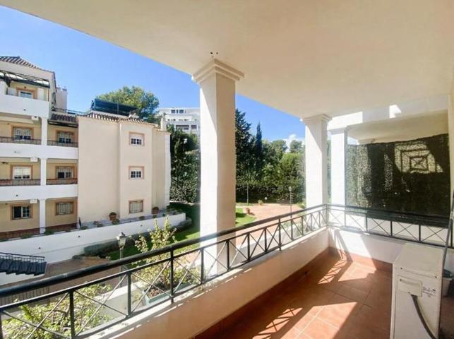 Piso en venta en Marbella, Puerto Banus photo 0