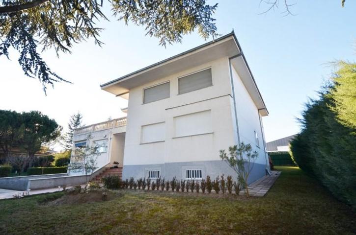 Chalet en venta en Santa Marta de Tormes, VALDELAGUA photo 0