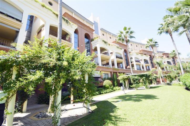 Piso en venta en Benalmádena, Avenida Gandhi, 29631 photo 0