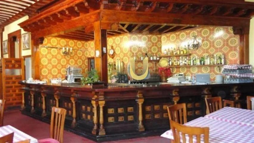 Local comercial en venta en Manzanares el Real photo 0