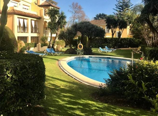 Apartamento en venta en Marbella, Guadalmina Alta photo 0