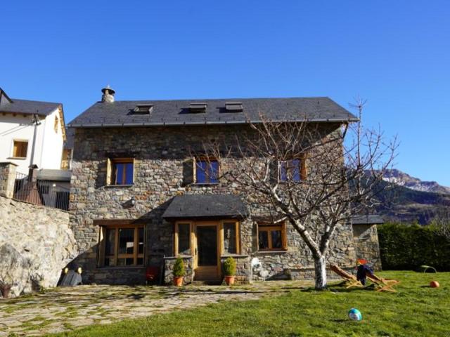 Casa con terreno en venta en Gistaín photo 0