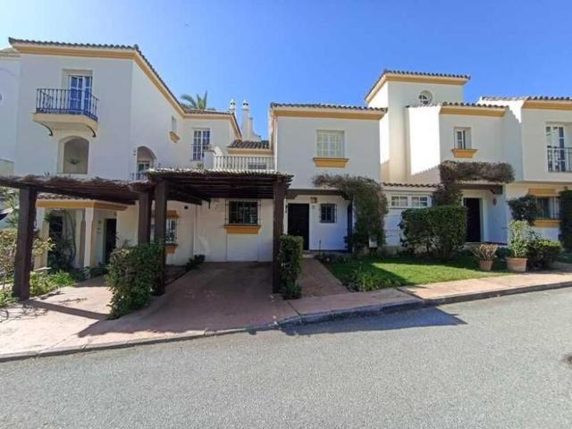 Adosada en venta en Estepona photo 0