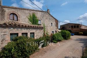 Casas de pueblo en venta en Mont-ras, Baix Empordà photo 0