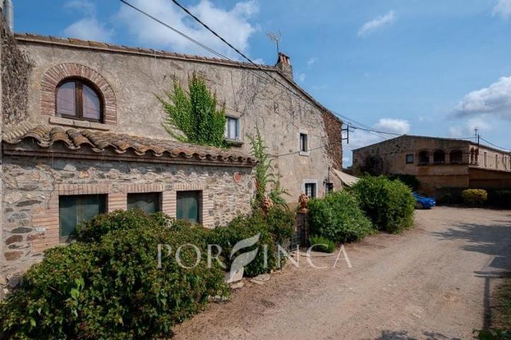 Casas de pueblo en venta en Mont-ras, Baix Empordà photo 0