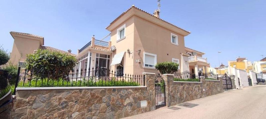 Chalet en venta en Orihuela Costa, La Ceñuela photo 0