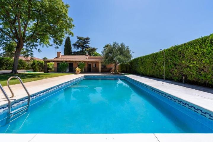 Chalet en venta en Palomares del Río, Aljarafe photo 0