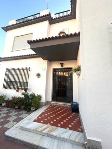 Casa en venta en Rota, Avda. la marina photo 0