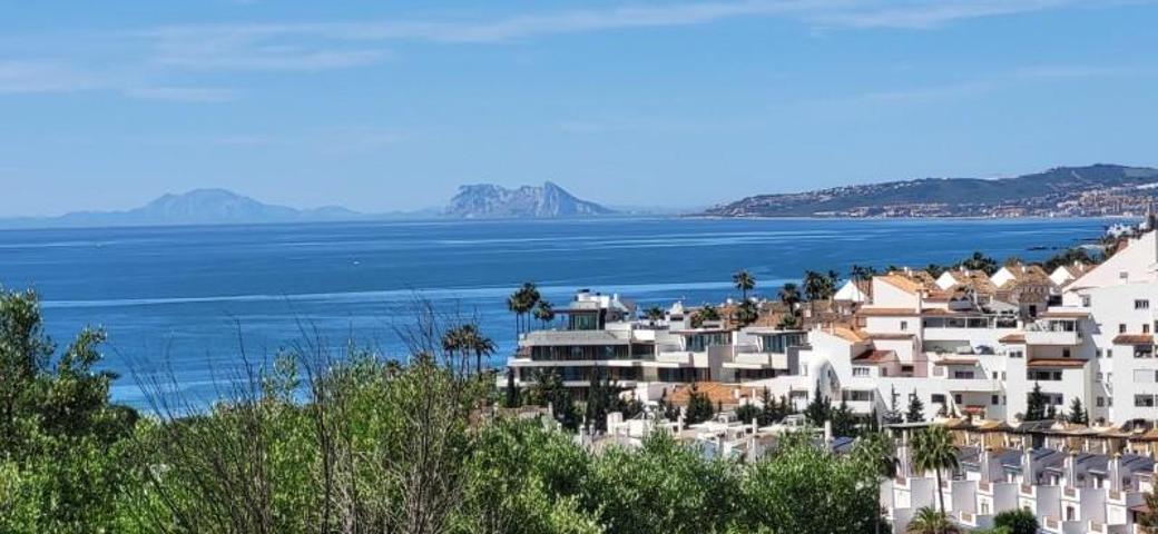 Adosada en venta en Estepona, Guadalobón photo 0