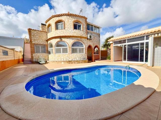 Chalet en venta en Orihuela Costa, Los Almendros-La Florida photo 0