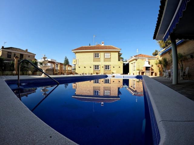 Chalet en venta en Tomares, Las Almenas photo 0