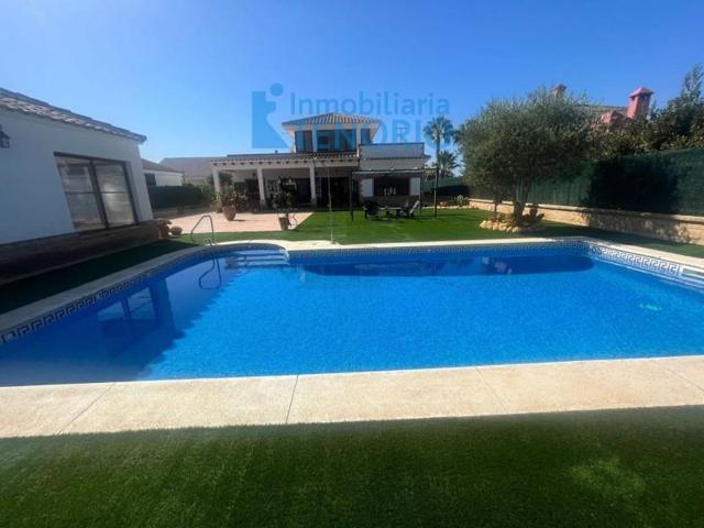 Chalet en venta en Lepe, Pinares de Lepe photo 0