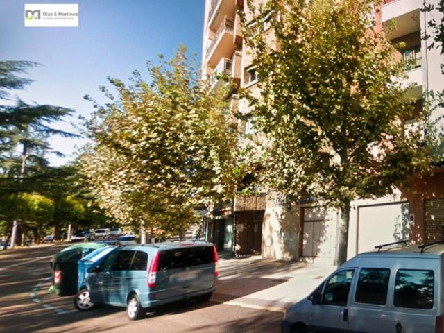 Local comercial en venta en León, Centro photo 0