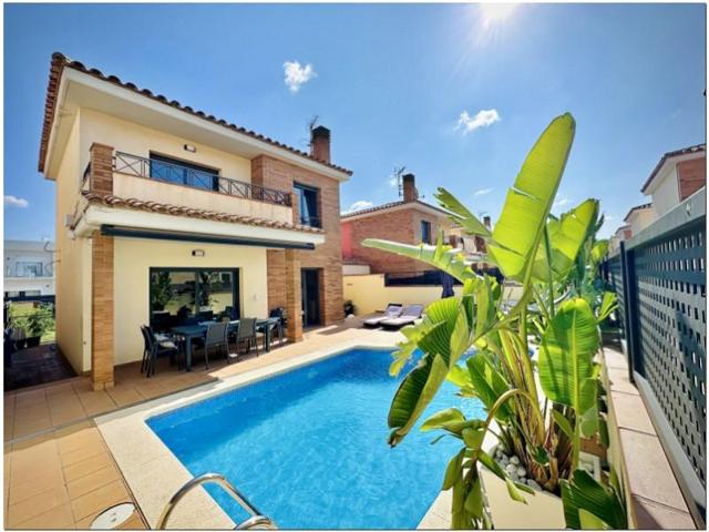 Casa en venta en Empuriabrava photo 0