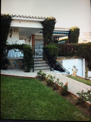 Chalet en venta en Benalmádena, Arroyo de la miel photo 0