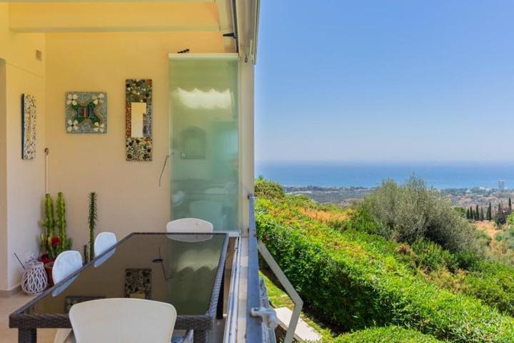 Duplex en venta en Marbella, Alto de los Monteros photo 0