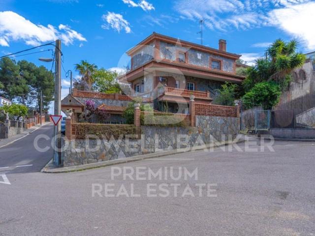 Casa en venta en Rubí photo 0