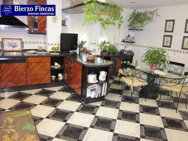 Casa con terreno en venta en Valdefresno, Las Lomas photo 0